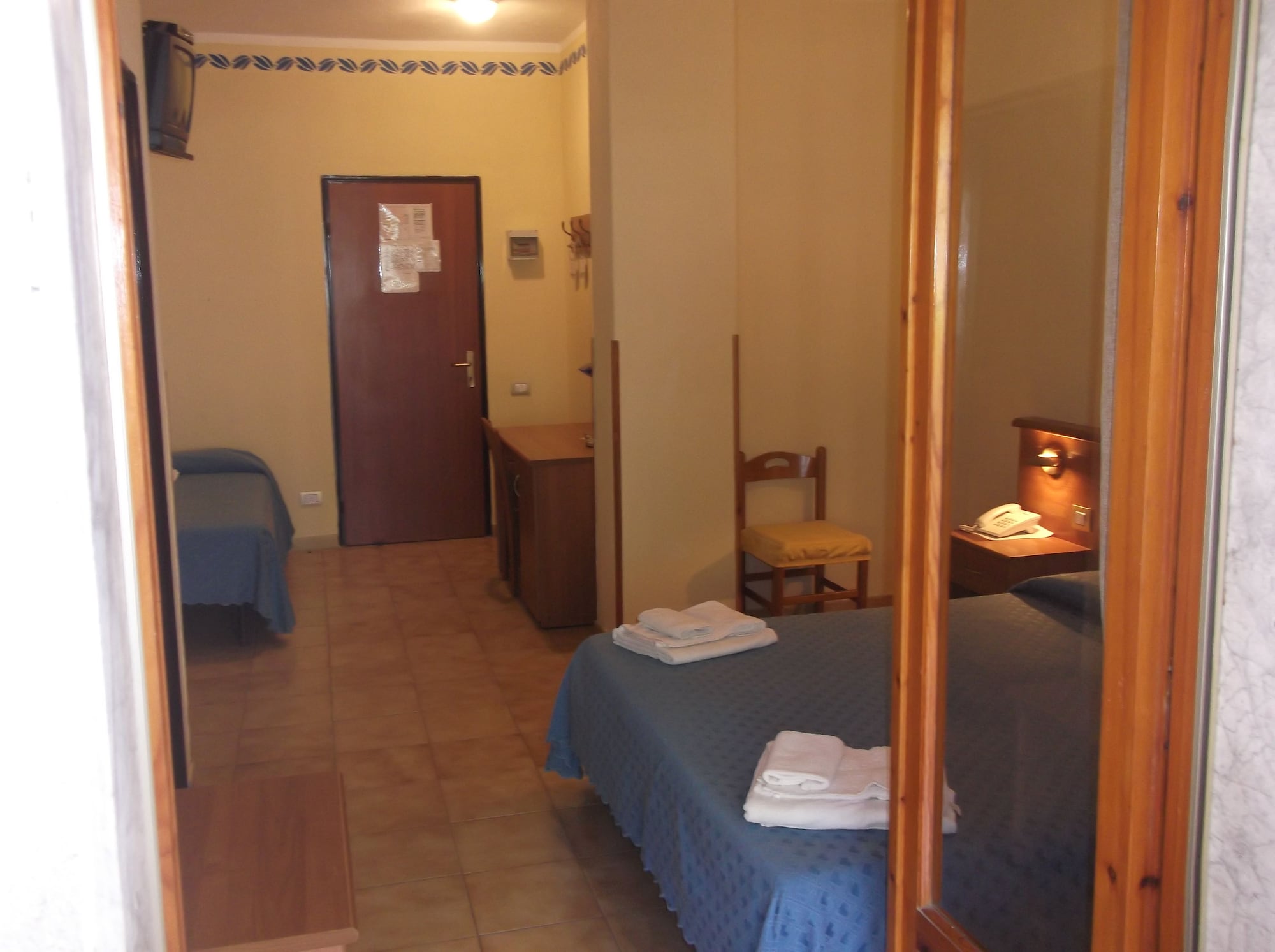 ROOM, TRIPLE
