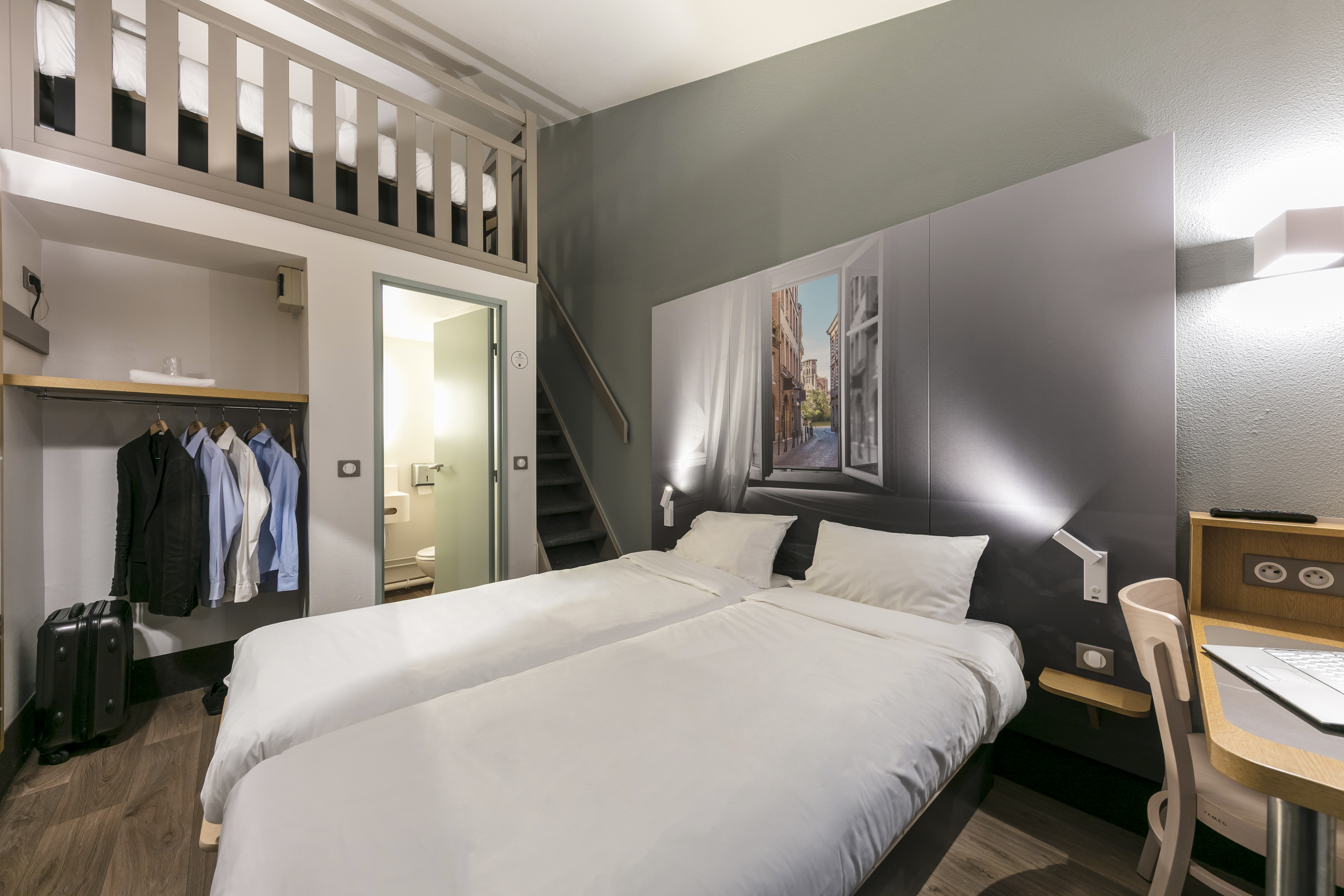 ROOM, QUADRUPLE