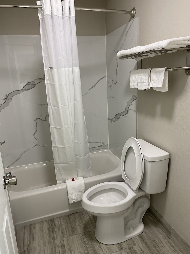 Days Inn By Wyndham Lake Charles 11/32