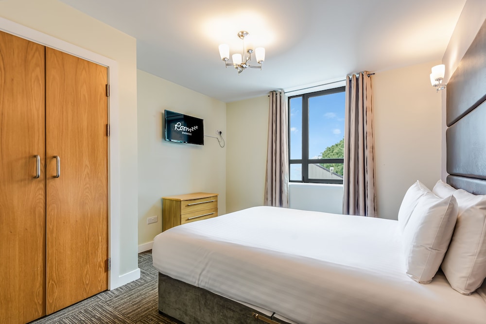 Roomzzz Leeds Headingley 13/49