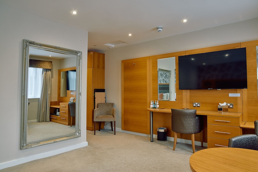 Briar Court Hotel 4/70