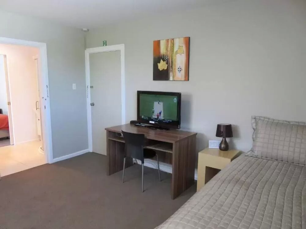 Mcwilliam Apartments 42/44