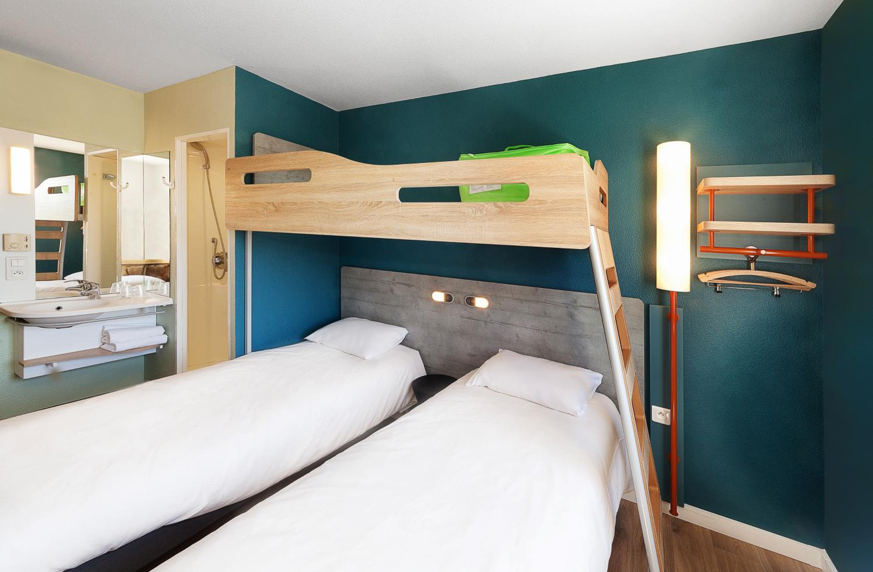 غرفة ثلاثية بسريرين منفصلين وسرير بطابقين، Ibis Budget Bordeaux Centre Gare Saint Jean 6/10
