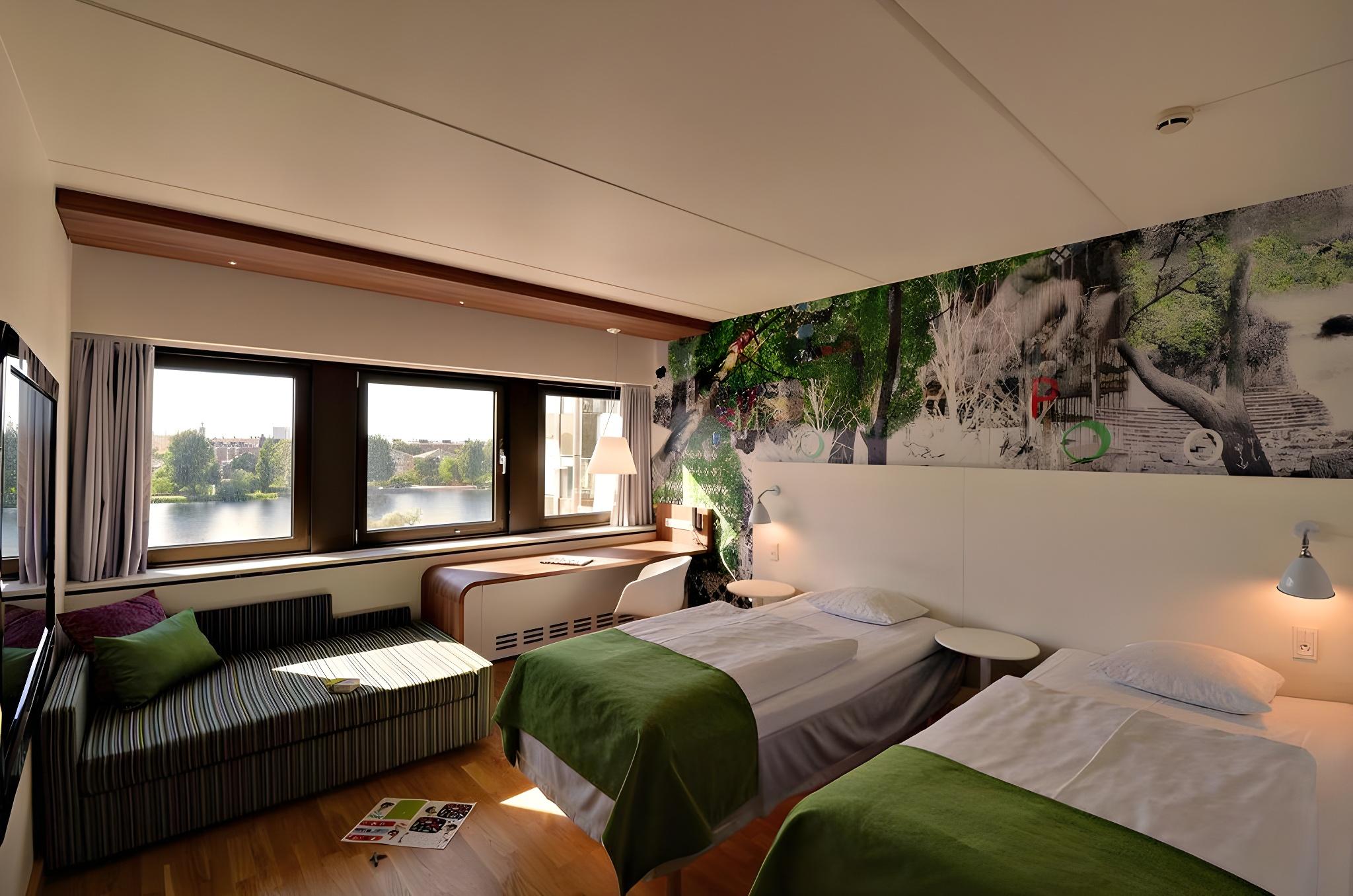 Family 4, Twin Beds, Sofa