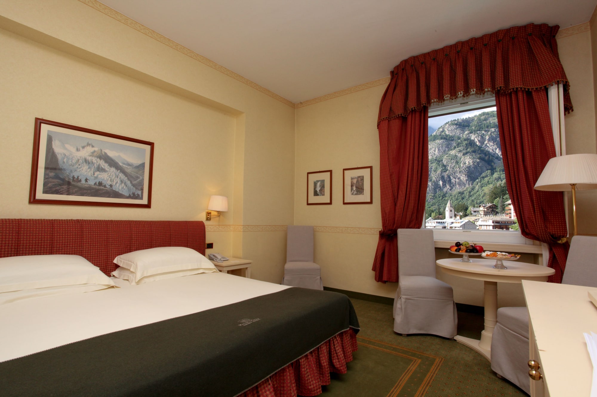 DELUXE, DOUBLE OR TWIN BED, MOUNTAIN VIEW