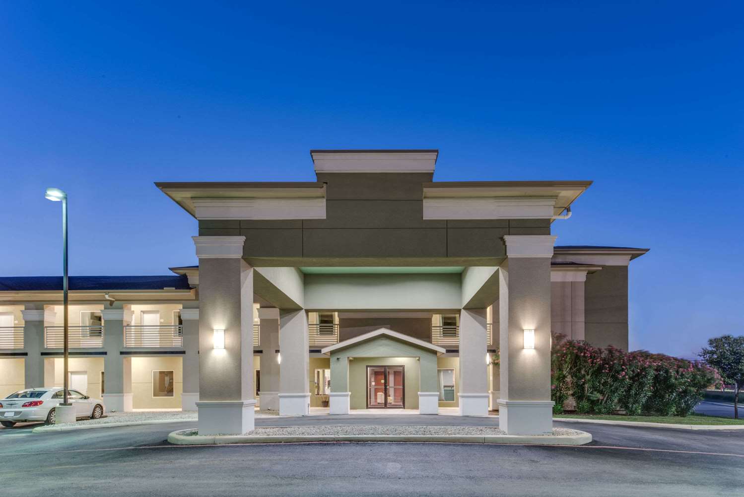 Super 8 by Wyndham Cotulla TX 2/10