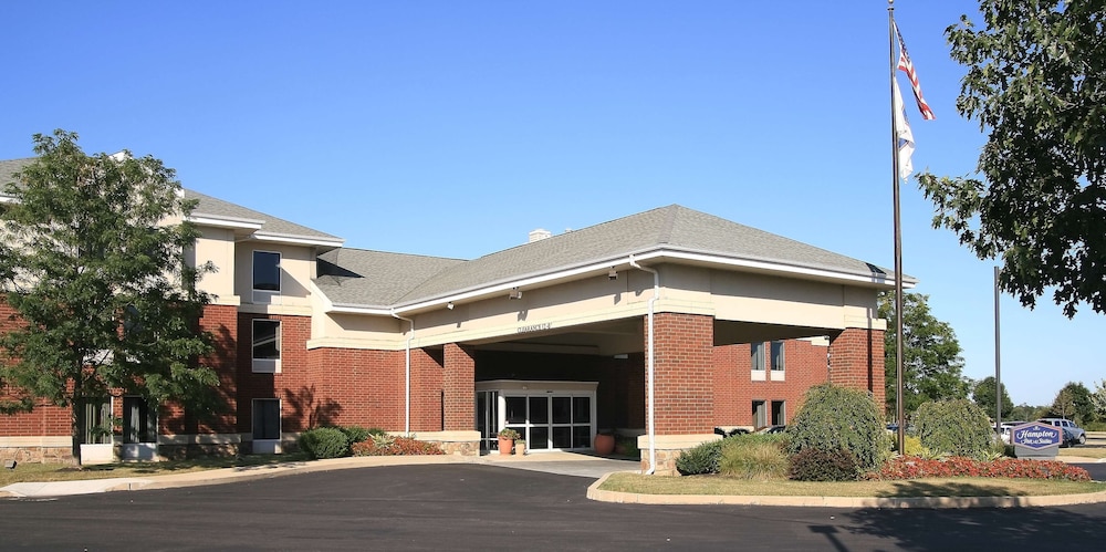 Hampton Inn Suites Newtown 1/57