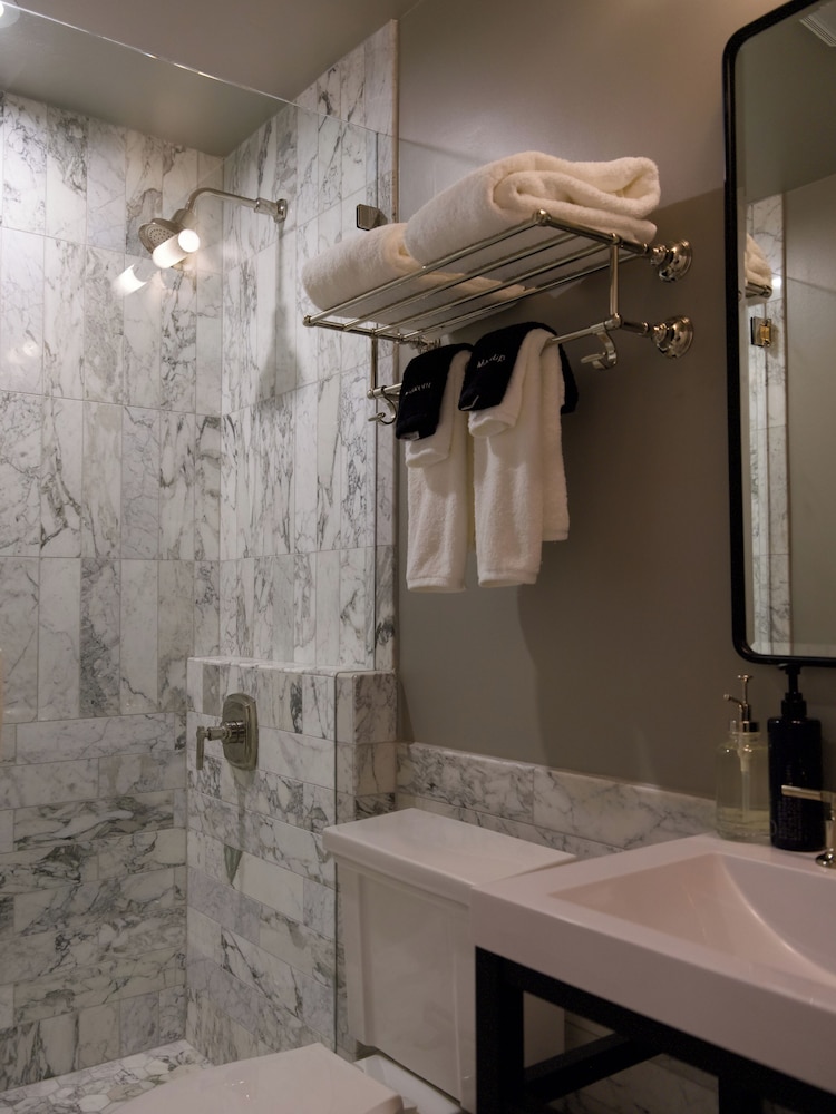 غرفة قياسية بسرير كوين، The Garden District Hotel 6/7
