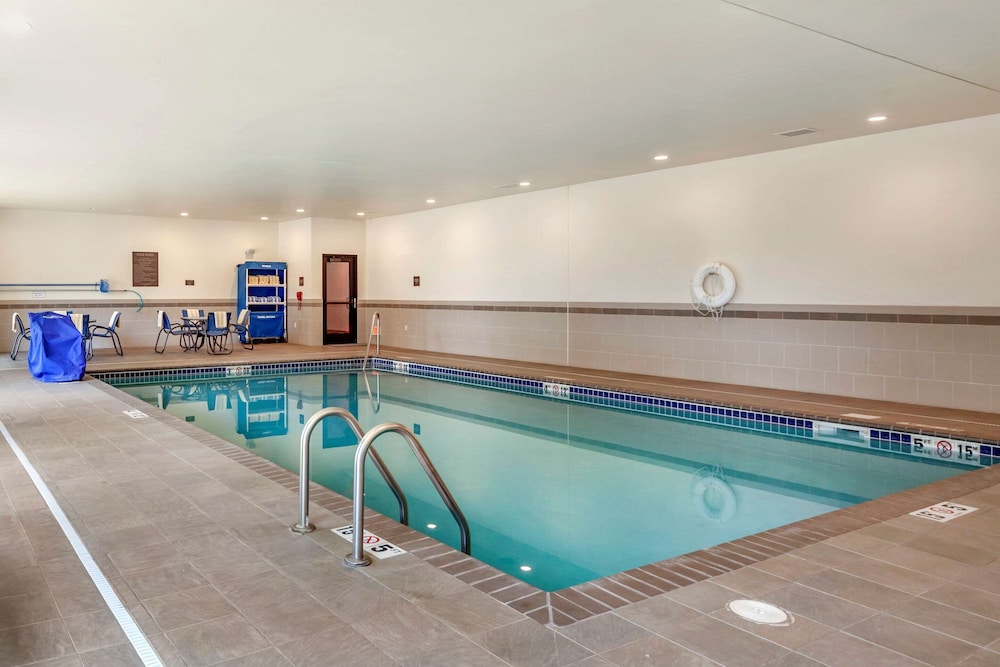 Comfort Inn and Suites Avera Southwest Sioux Falls SD 22/37