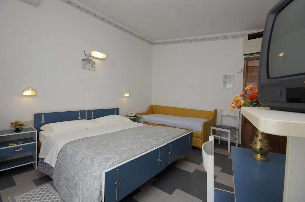ROOM, DOUBLE BED
