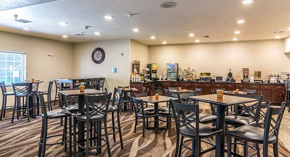 Cobblestone Hotel and Suites - Erie 39/50