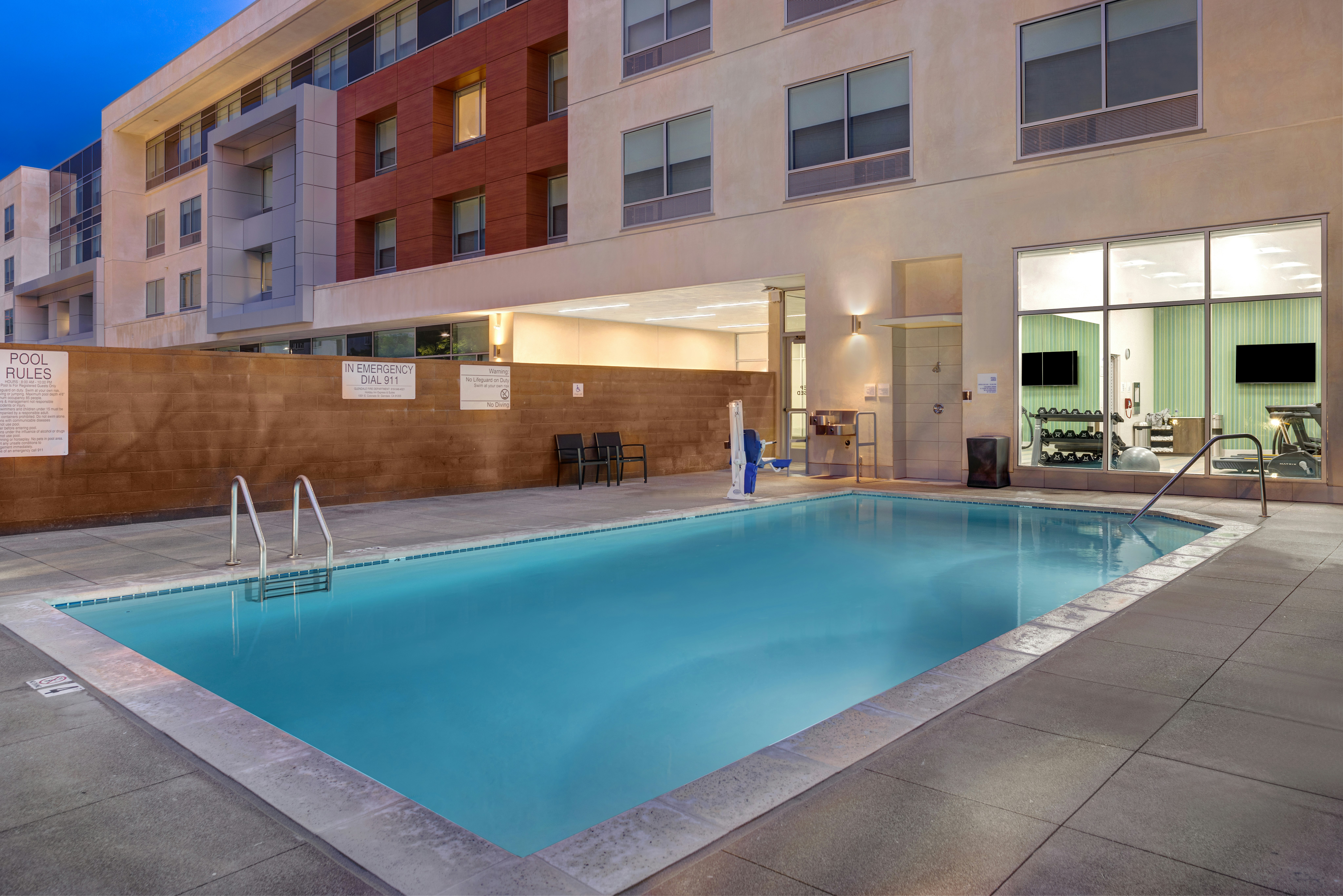 Holiday Inn Express and Suites Glendale Downtown 41/44