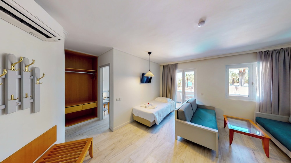 Chrispy Beach Resort 13/43