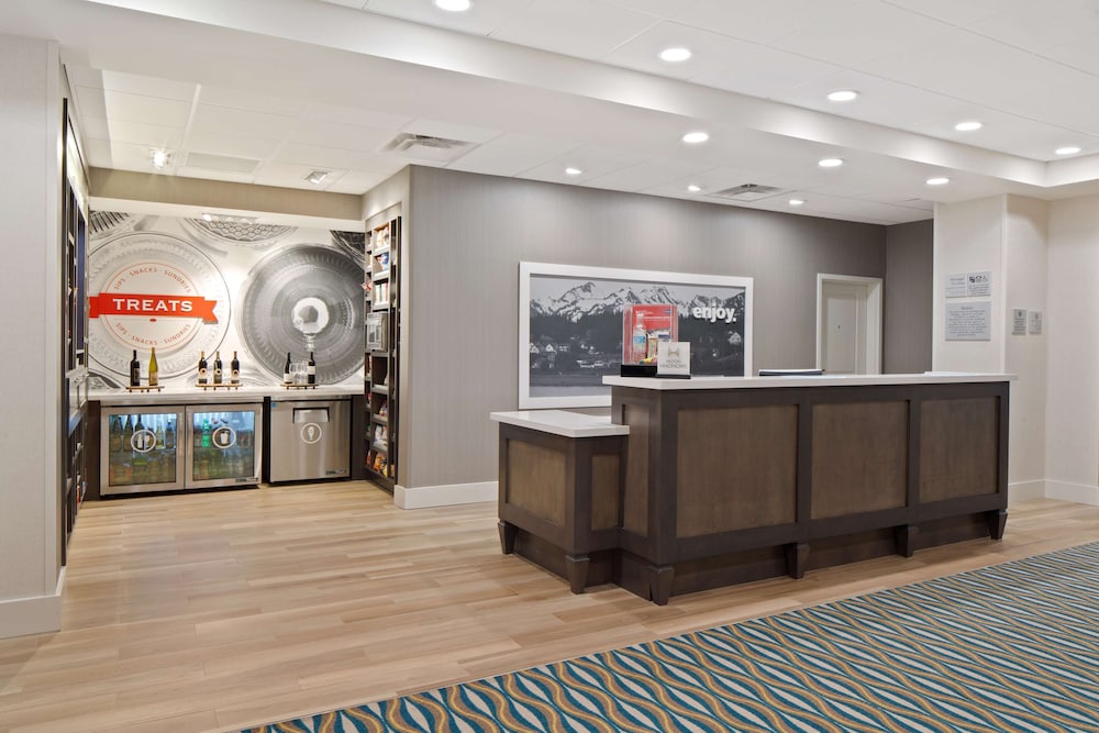Hampton Inn & Suites-Seattle Woodinville WA 8/51