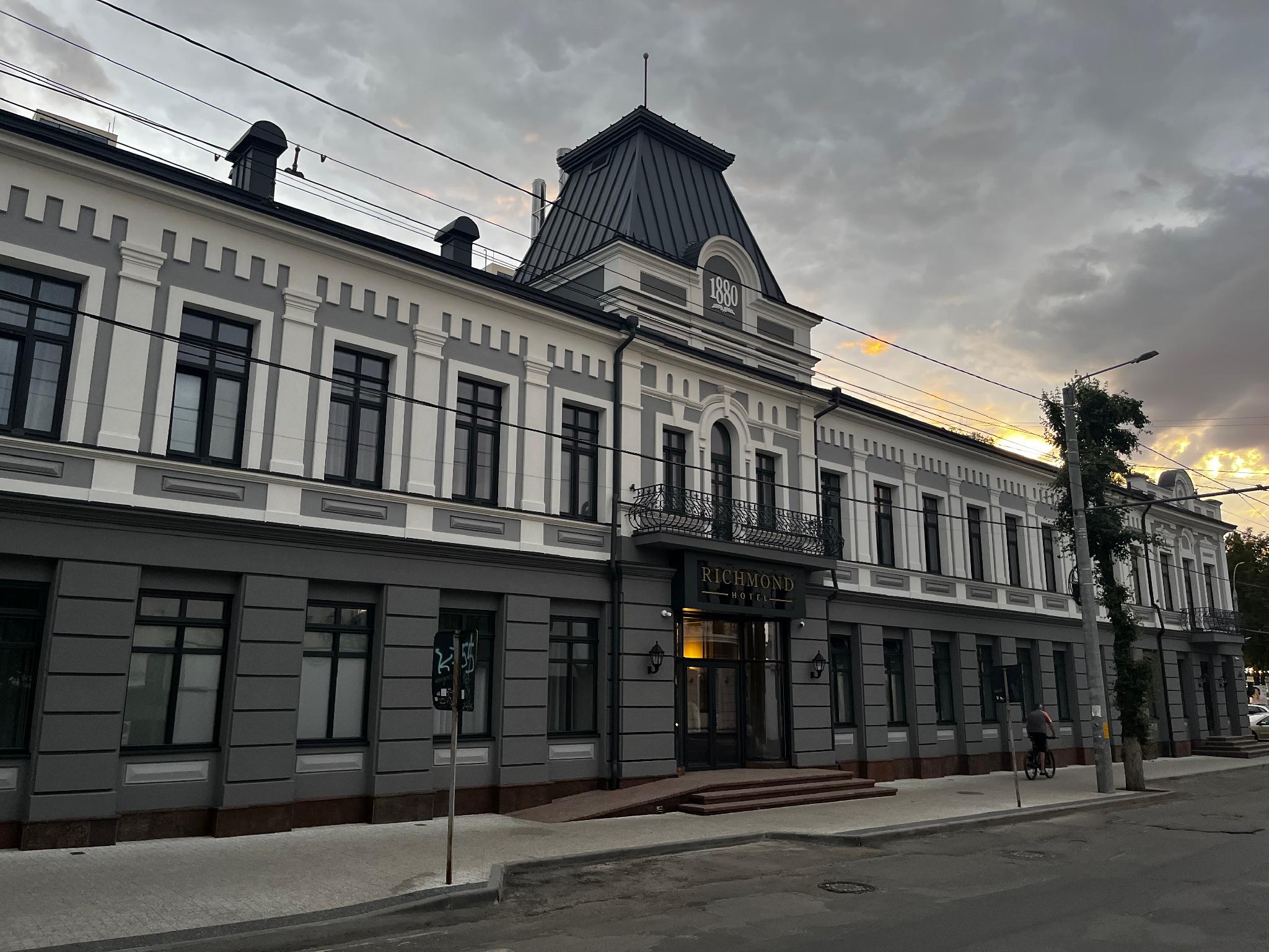 Richmond Hotel 2/38