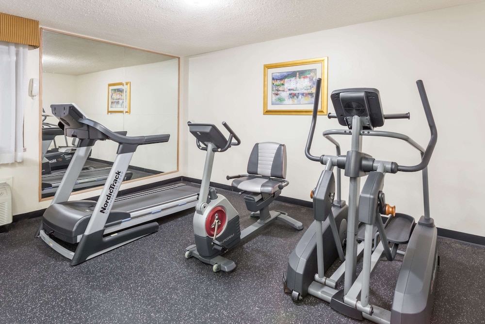 Fairbridge Inn Express Decatur IL 17/34