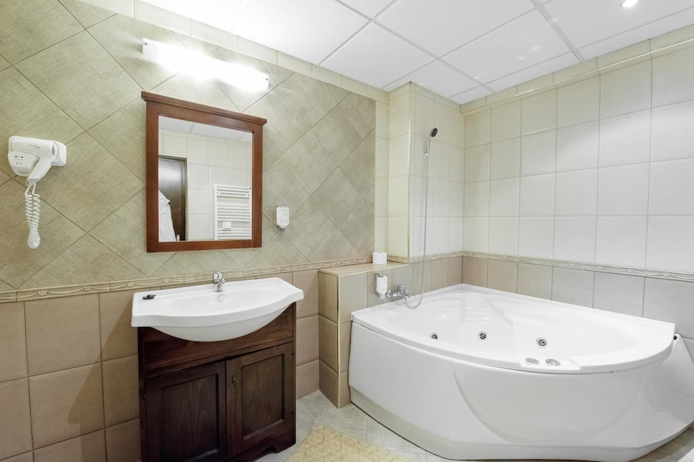 Mara Hotel 12/62