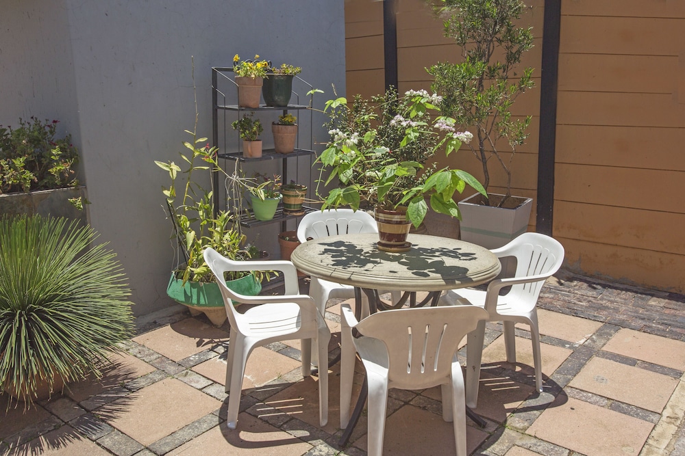Spacious Garden Cottage 6/12