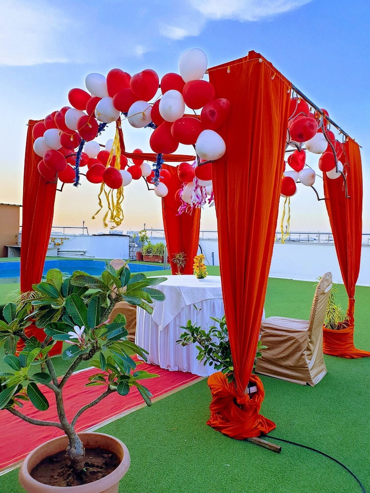 The Oasis Hotel 27/31