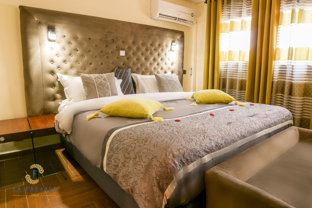 EXECUTIVE, SUITE