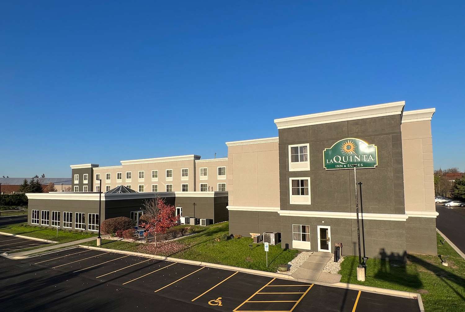 La Quinta Inn & Suites by Wyndham Oshawa 5/48