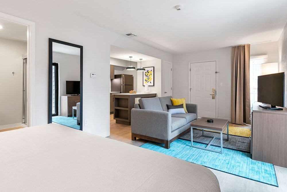 STUDIO, SUITE, KING BED
