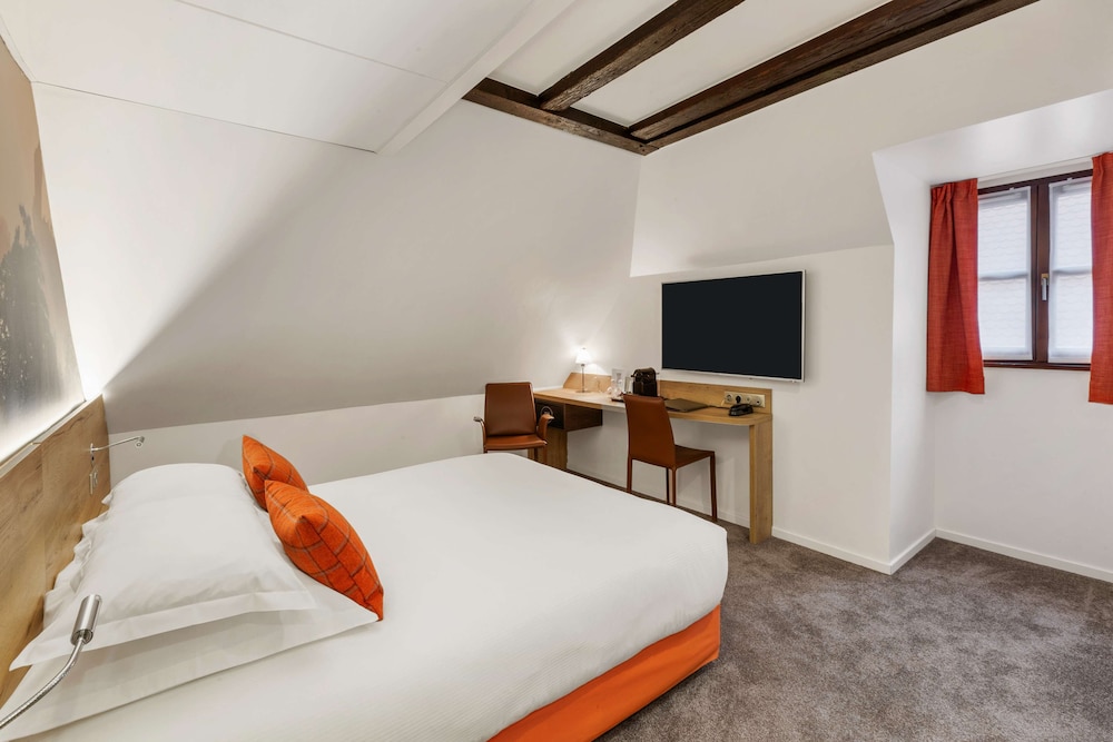 Executive, King Bed, Convertible Double Bed, Bathtub