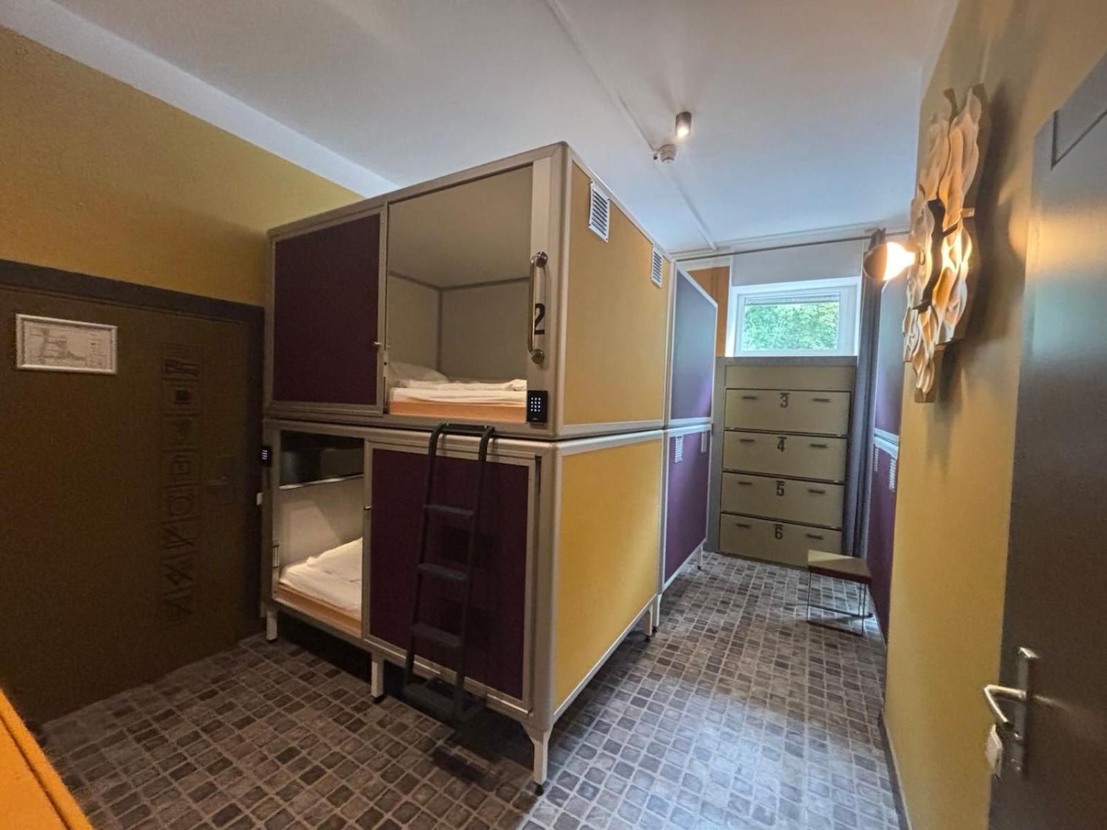 Capsule, Queen Bed, Shared Bathroom، Sunflower Hostel 2/2