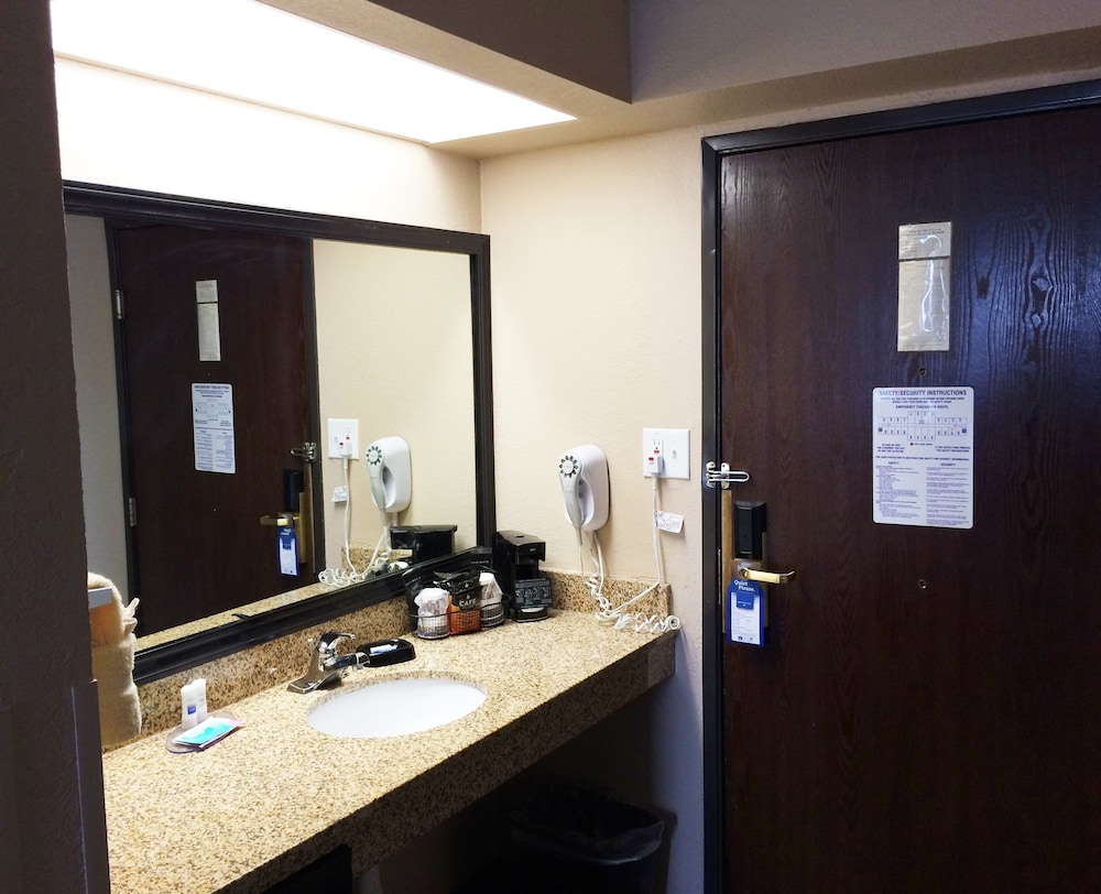 Best Western Plus Galleria Inn & Suites, Memphis TN 28/34