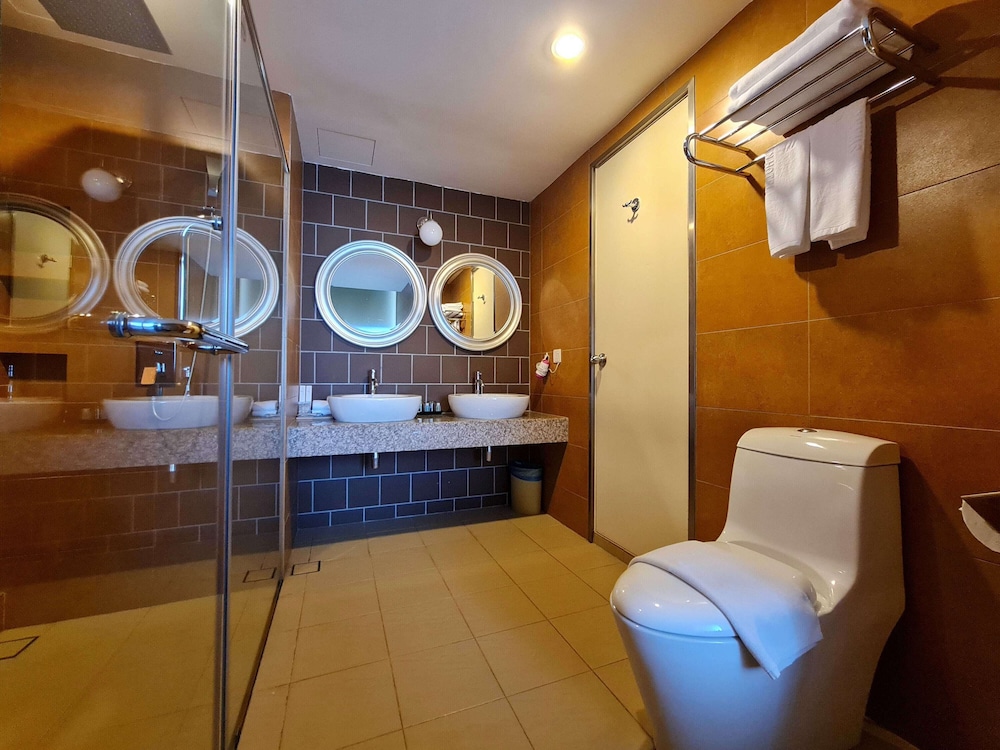 Swan, Suite, King Bed, Swan Garden Hotel 8/8