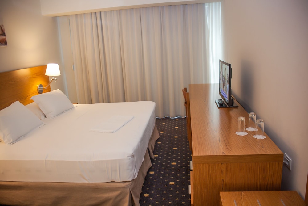 غرفة ثلاثية بسرير كوين بإطلالة على البحر بشرفة مع أريكة، Agimi And S Hotel 5/10
