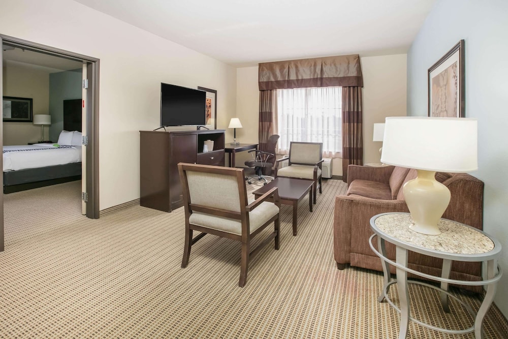 La Quinta Inn and Suites by Wyndham DFW Airport West - Euless 36/65