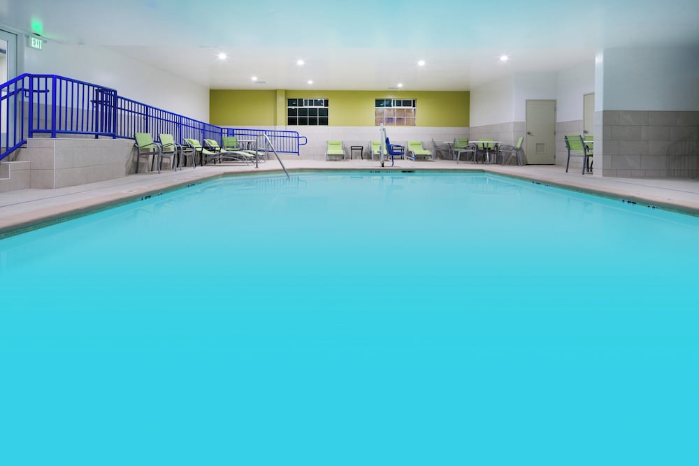 Holiday Inn Express Watsonville 33/52