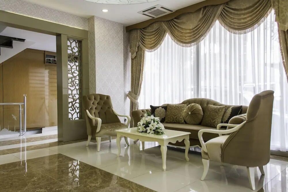 DE MAISON AIRPORT HOTEL 60/63