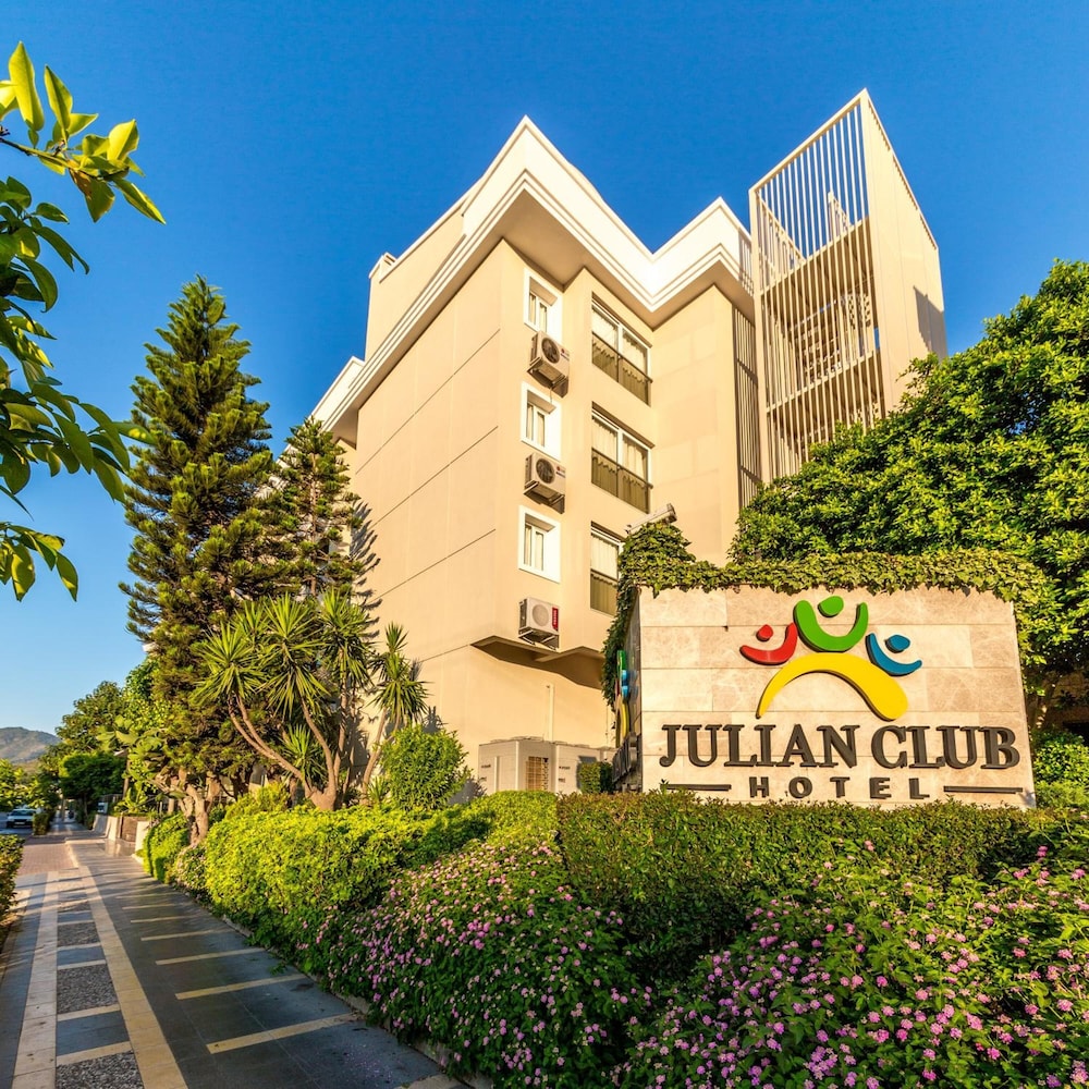Julian Club Hotel 62/64