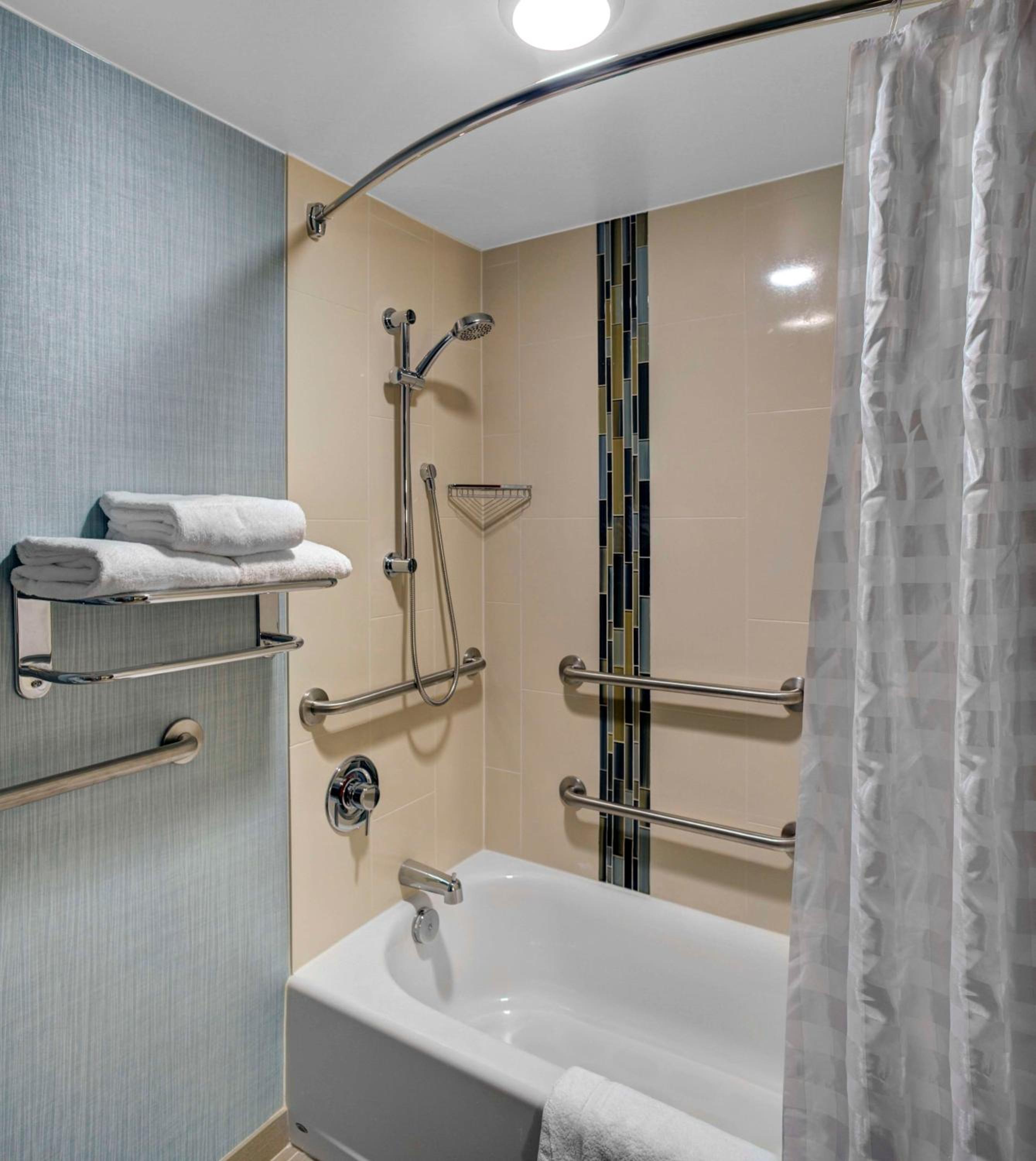 غرفة بسرير كينج مع أريكة لذوي الإعاقة، Hyatt Place Nashville Opryland 5/7