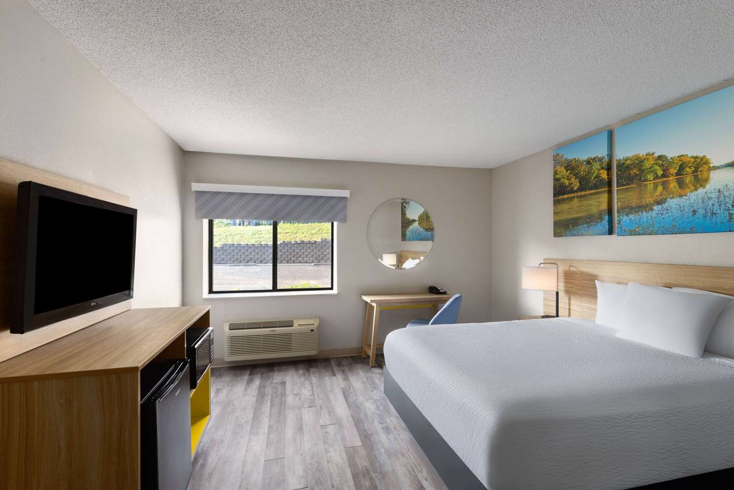 Days Inn & Suites By Wyndham Kansas City South 10/43