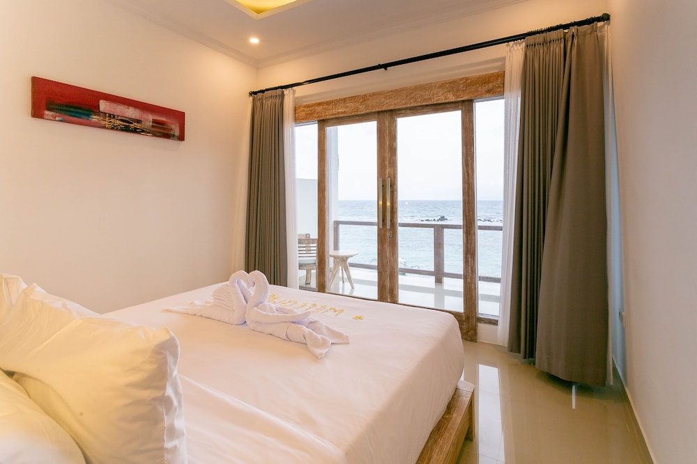 Utama Villas Beach Front Candidasa 14/38