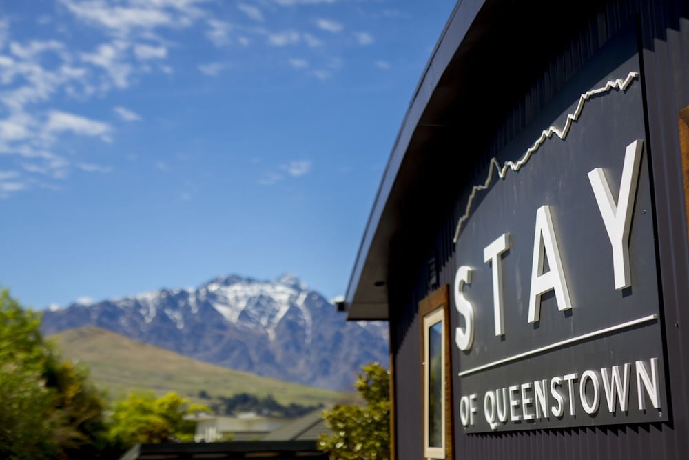 Stay of Queenstown 3/60