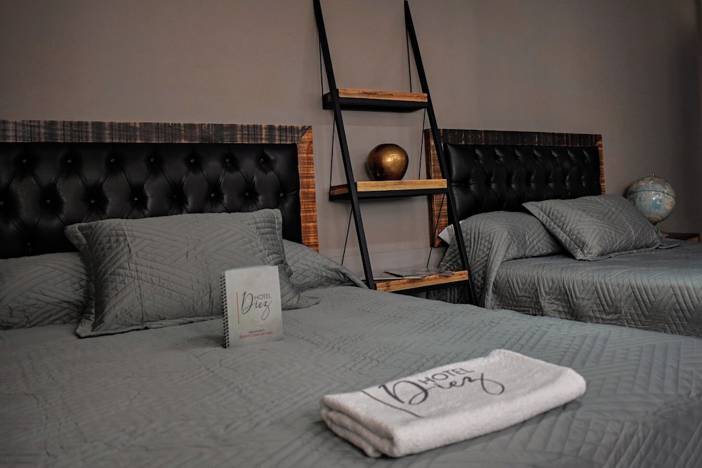 Capital O Hotel Diez 29/48