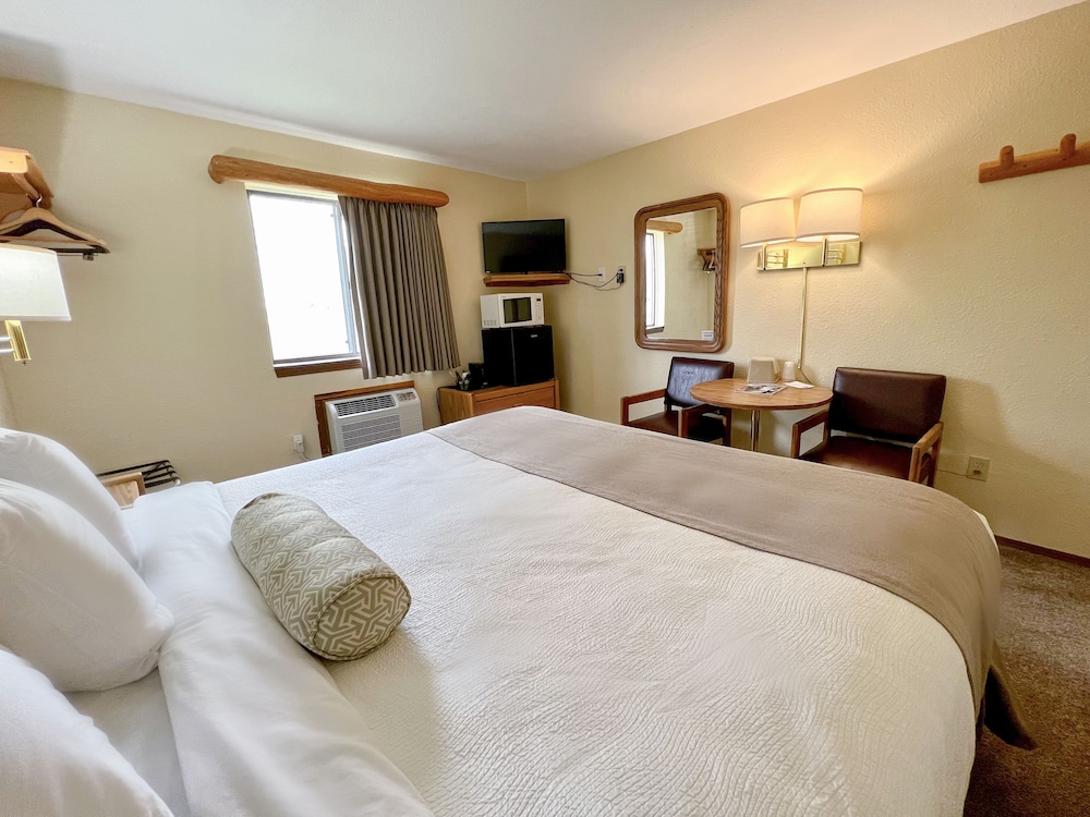 Beartooth Hideaway Inn and Cabins 24/56
