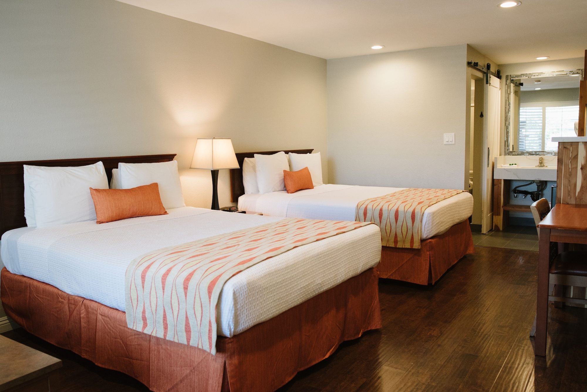STANDARD, 2 QUEEN BEDS
