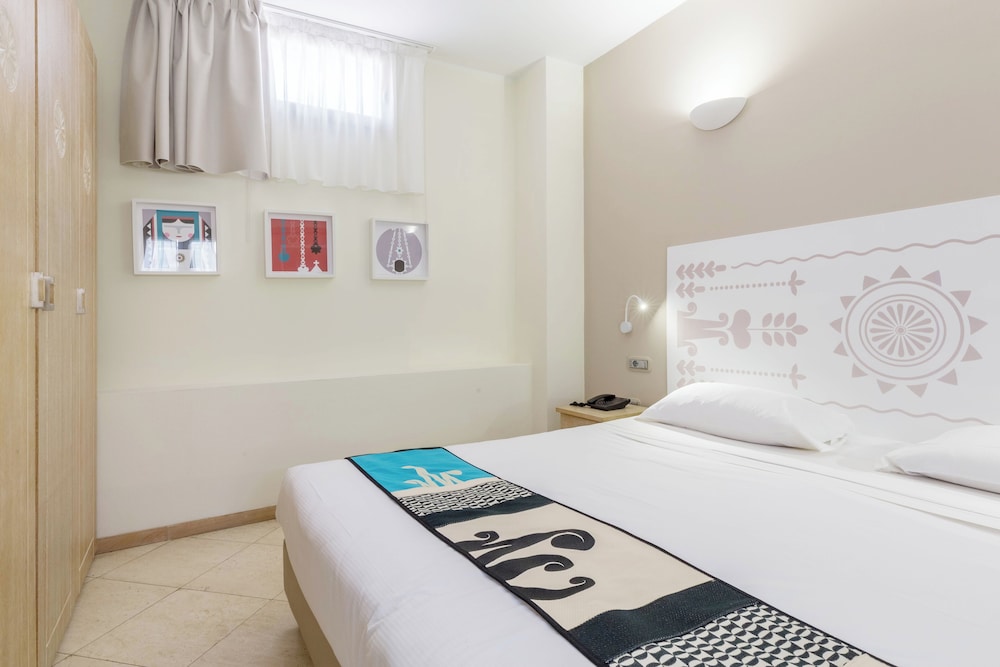 ROOM, DOUBLE OR TWIN BED