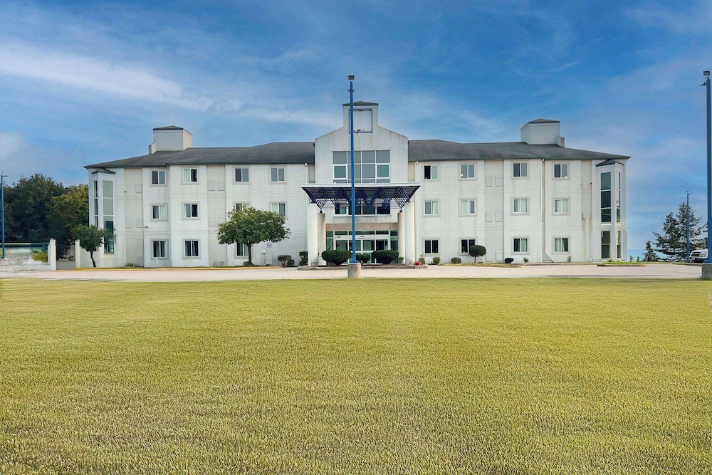 Baymont by Wyndham Kingdom City 37/45