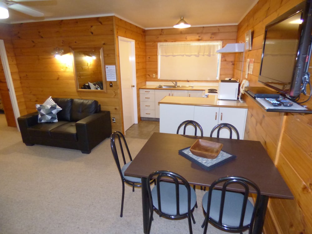 CEDARWOOD LAKESIDE MOTEL AND CONFERENCE VENUE 65/75
