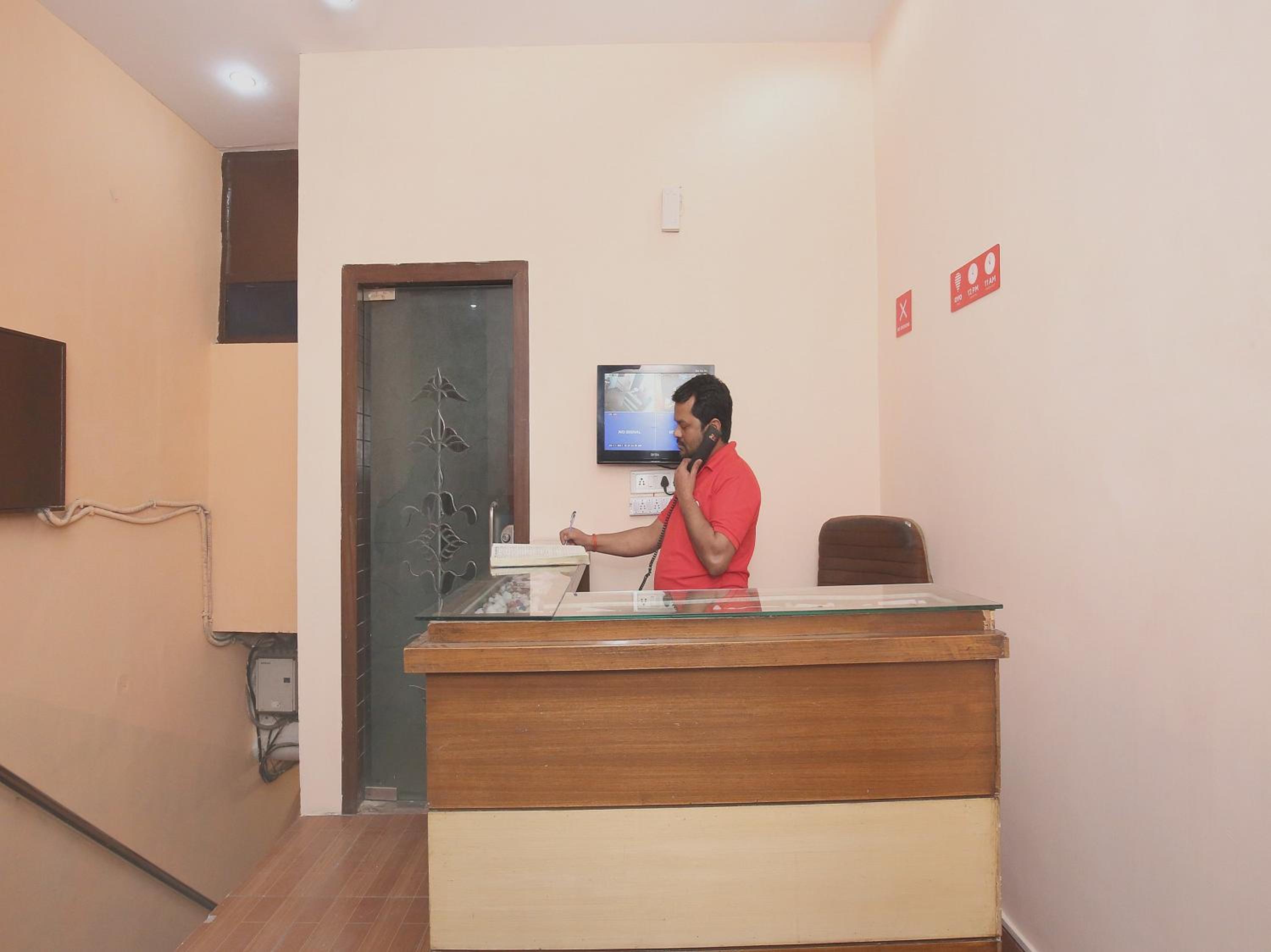 Oyo 10384 Hotel Rajesh Palace 7/30