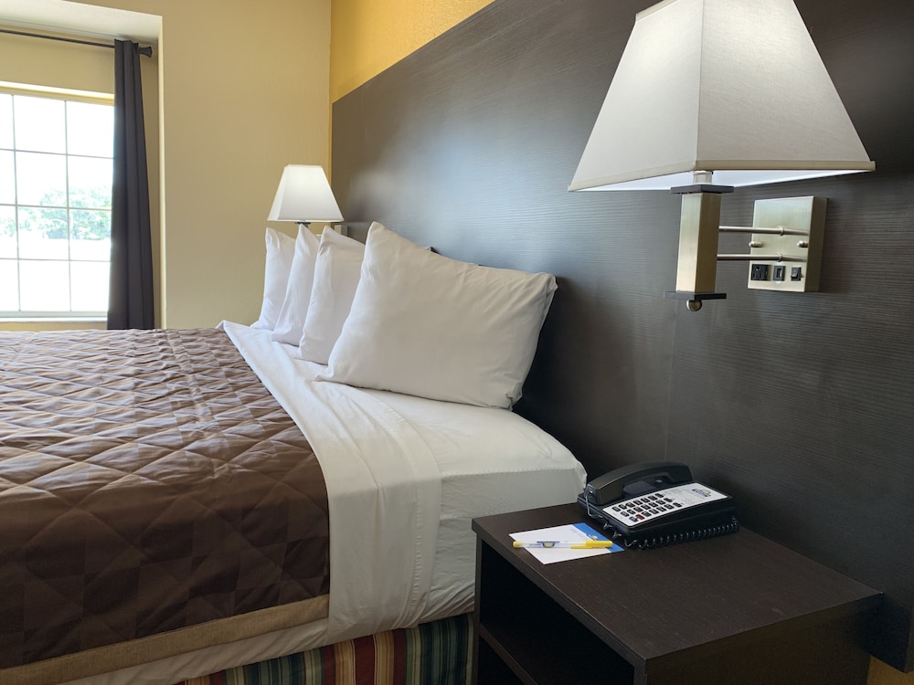 Days Inn And Suites By Wyndham Tampa Raymond James Stadium 28/51