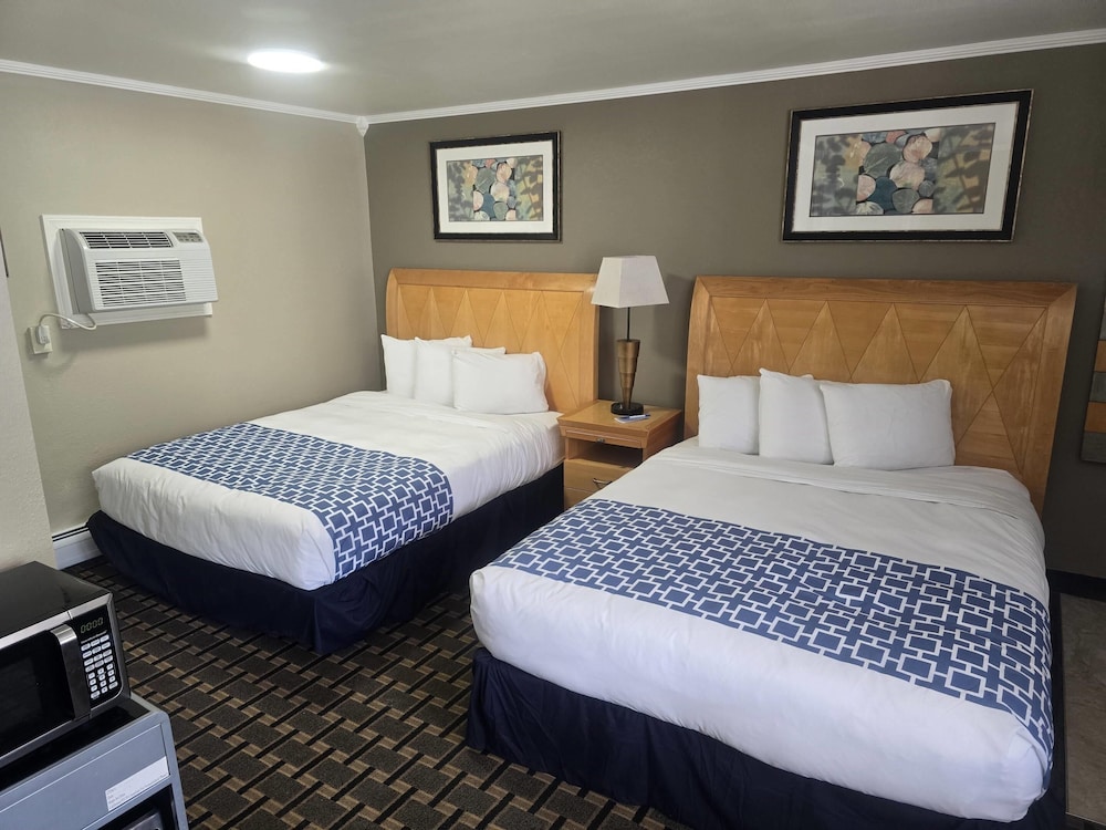 Rodeway Inn Adams, MA 18/34