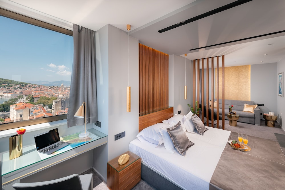Hotel Royal Suites 31/73