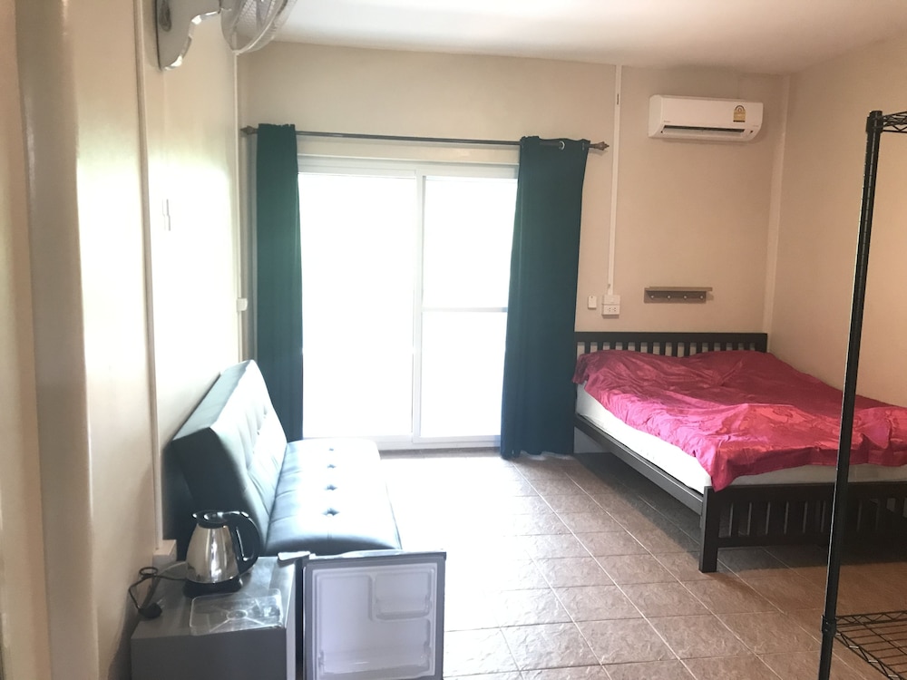 ROOM, QUEEN BED